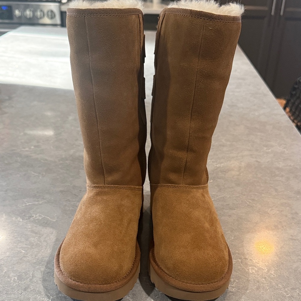 Ugg boots classic color with bows on back